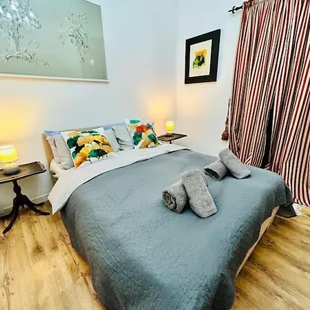 Apartment Xl Massive Art-filled In Area, Walk To Sliema, St Julian's Gzira