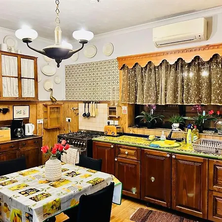 Xl Massive Art-filled In Area, Walk To Sliema, St Julian's